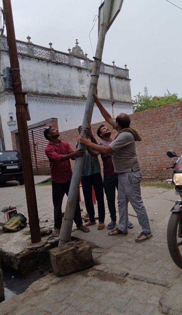 दूरसंचार विभाग द्वारा लगाया गया पोल अज्ञात व्यक्तियों द्वारा उखाड़ा गया,चोरी किये गए कलपुर्जे शाहजहांपुर के मोहल्ला में जंगला व ताजू खेल के बीच में लगा हुआ दूरसंचार विभाग