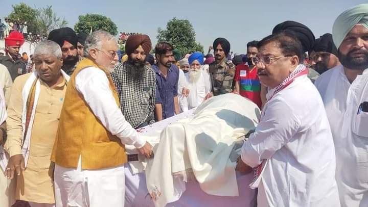 शहीद सारज सिंह पंचतत्‍व में विलीन शाहजहांपुर। कश्मीर के पुंछ इलाके के स्वर्णकोट में सोमवार को आतंकियों के हमले