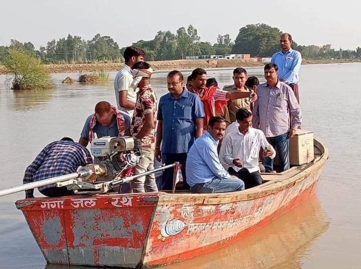 मा.विधायक श्री राजेश यादव जी ने बाढ़ ग्रस्त गांवों का दौरा कर बांटी राहत सामग्री