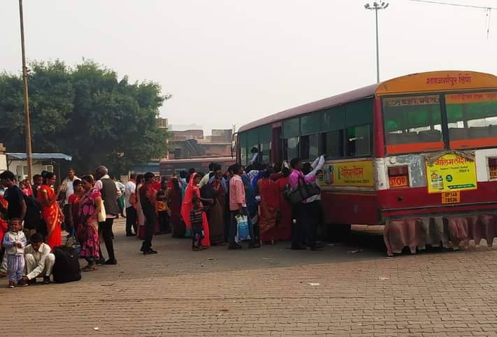 शाहजहांपुर यूपी लंम्बी उम्र का टीका लगाने के लिये बहनों को खडे होकर करना पड़ा सफर शाहजहाँपुर