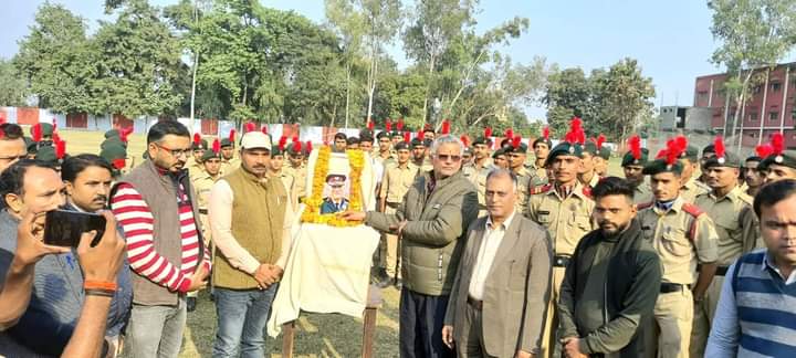 एन सी सी कैडेट्स द्वारा वीर शहीदों की याद में एसएस कॉलेज में नाम आंखों के साथ दी गई श्रधांजलि राष्ट्र ने एक सच्चा सपूत खो दिया है : डॉ अनुरा