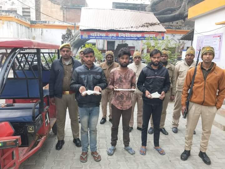 पुलिस मुठभेड मे तीन शातिर चोर गिरफ्तार, पुलिसकर्मी घायल चोरी की ई-रिक्शा व अवैध असलहा बरामद