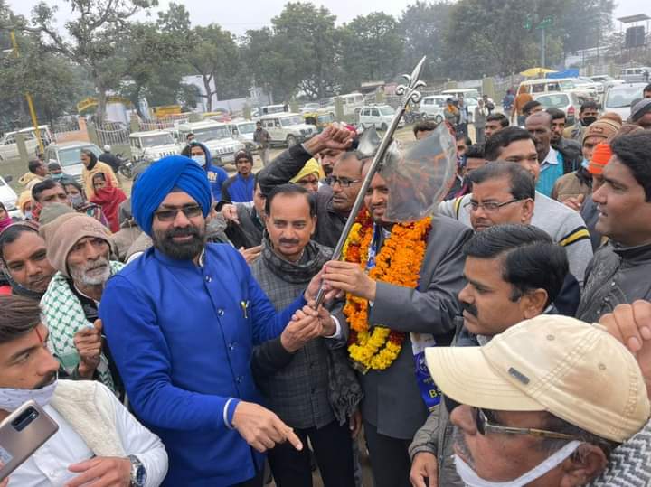 शाहजहांपुर यूपी आज नामांकन प्रक्रिया पूर्ण होने के बाद कलेक्ट्रेट गेट से बाहर निकलते ही कार्यकर्ताओं के हजुम