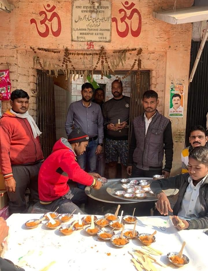 अभिषेक आनंद ने मंदिर में हलवा वितरित कर पुजारियों को शाल उढ़ाकर किया सम्मानित*