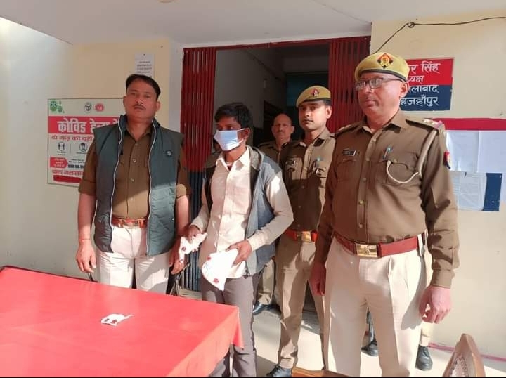 जलालाबाद पुलिस को मिली बड़ी कामयाबी दोहरे हत्या काण्ड को अंजाम देने वाले अभियुक्त को किया गिरफ्तार , हत्या मे प्रयुक्त आला कत्ल अवैध तमंचा व हसिया बरामद