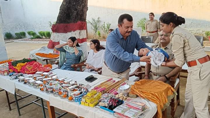 शाहजहांपुर के यूपी में महिला बंदियों को करवा चौथ ब्रत के लिए उपलब्ध करायी गई आवश्यक सामग्री