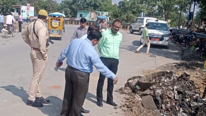 नदियों मे बढ़ते जलस्तर का नगर आयुक्त ने किया निरीक्षण -किसी भी अप्रिय स्थिति के पूर्व ही नगर निगम ने मुहैय्या कराये हेल्पलाइन नम्बर