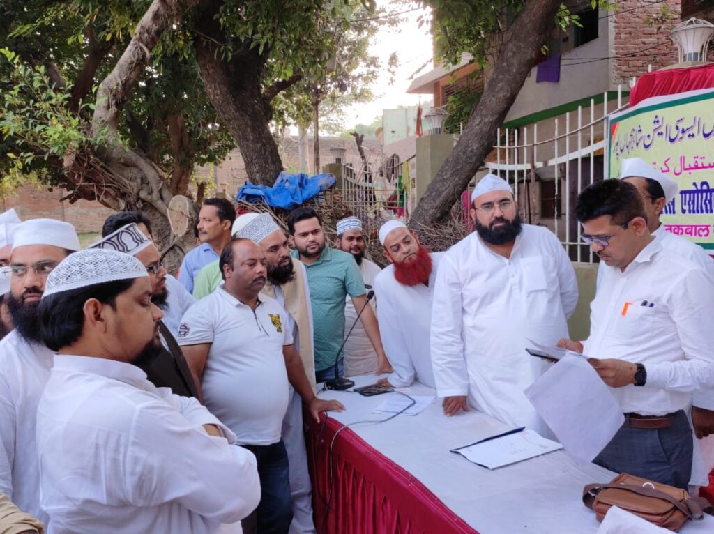 शाहजहांपुर मदरसा फैज ए आम के कार्यवाहक प्रधानाचार्य मोहम्मद इमरान रजा को बाहरी व्यक्ति द्वारा दी गई धमकी का मुकदमा दर्ज किए जाने की मांग को लेकर मदरसा शिक्षकों ने सांकेतिक धरना देकर जिला अधिकारी को संबोधित मांग पत्र नगर मजिस्ट्रेट को सौंपा