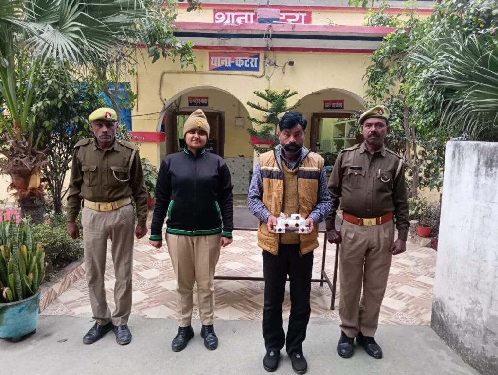 पुलिस ने 500 ग्राम अफीम व 380 ग्राम मैथाक्यूलोन (चिट्टा) के साथ तस्कर को किया गिरफ्ता जबकि एक मादक पदार्थ तस्कर हुआ मौके से फरार