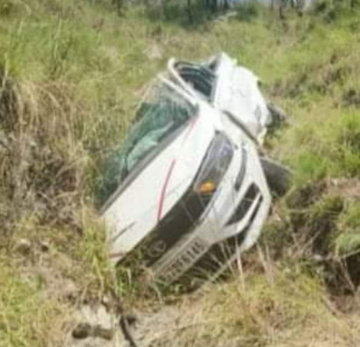 नैनीताल के भवाली कैंची धाम जाते हुए कार खाई में पलटी शाहजहांपुर के अजय श्रीवास्तव की मौत दो इंश्योरेंस एजेंट ओमप्रकाश व शिवा घायल