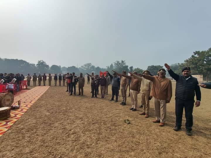 मानव श्रंखला बनाकर सड़़क सुरक्षा के प्रति लोगों को किया जागरूक