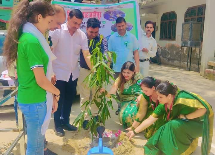 यूपी के शाहजहांपुर मे आज दिनांक 23 जुलाई दिन मंगलवार को लीड कान्वेंट स्कूल में *सिंगल यूज़ ऑफ प्लास्टिक एक्टिविटी के साथ साथ पौधारोपण दिवस