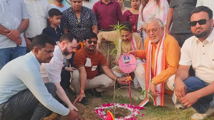 यूपी के शाहजहांपुर पहलगांव में  शहीद हुए भारतीय नागरिकों की याद में लगाए पौधे,और पौधारोपण मुहिम की की शुरुआत