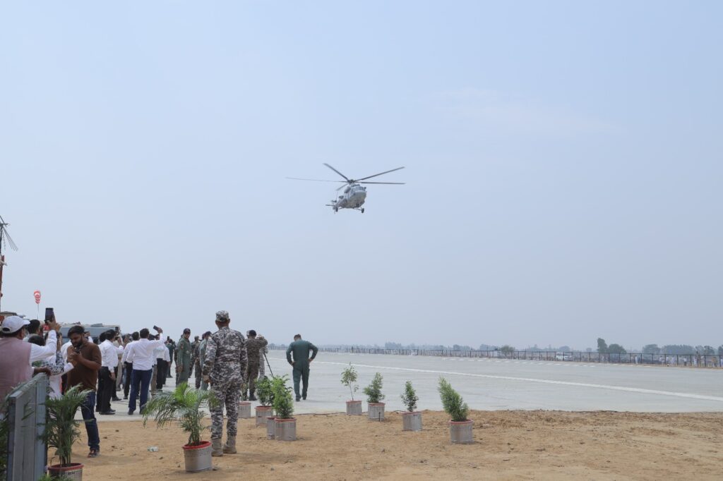 गंगा एक्सप्रेस वे पर वायुसेना ने दिखाया दम राफेल से लेकर जगुआर और मिराज ने की सफल लैंडिंग