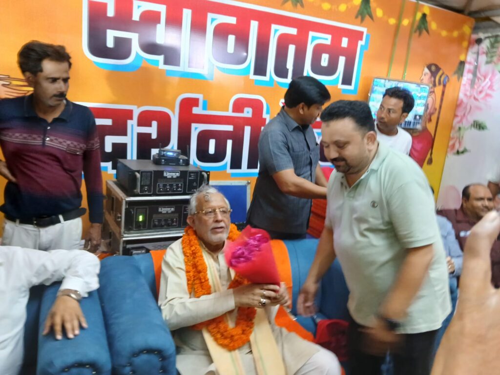 वित्त मंत्री सुरेश खन्ना ने नुमाईश का फीता काटकर किया शुभारंभ