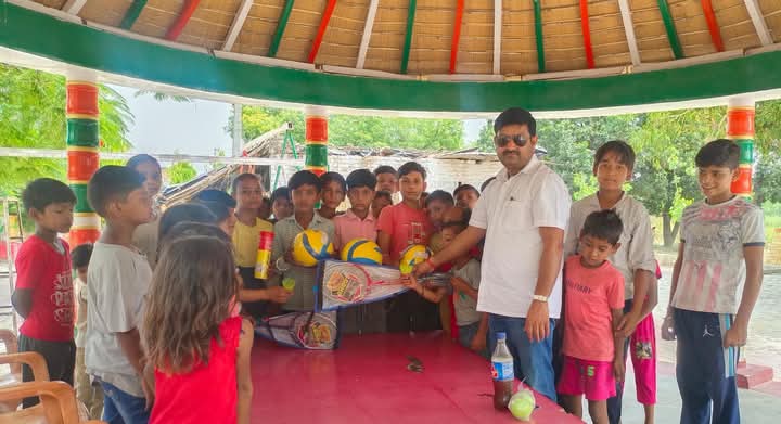 ग्राम प्रधान ने बाटी खेल सामग्री, ग्राम में ही सभी बच्चों के लिए है हर समय झूलों की व्यवस्था