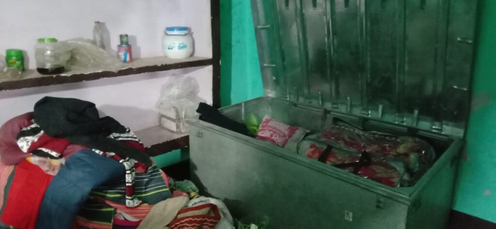 तिलहर के भक्सी तिराहे के मैन रोड के घर से लड़की की शादी से पहले ही चोरों ने ताला तोड़ कर लिखाल लिया सारा सामान!