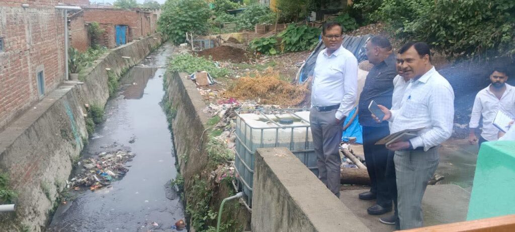 जिलाधिकारी ने नालों के निरीक्षण में दिए कड़े निर्देश