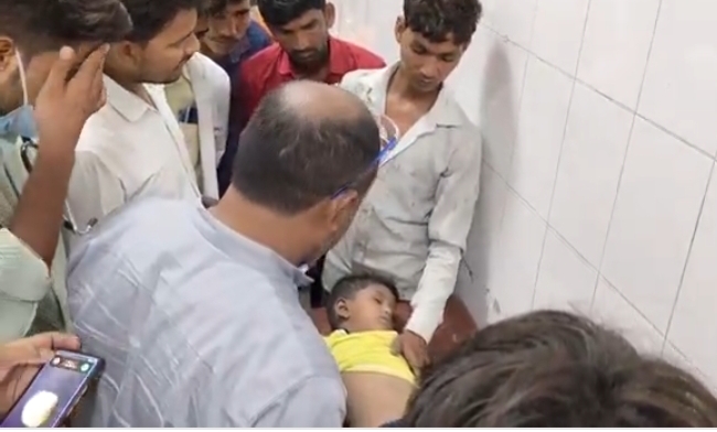 खेत पर खेल रहे मासूम की करंट से मौत