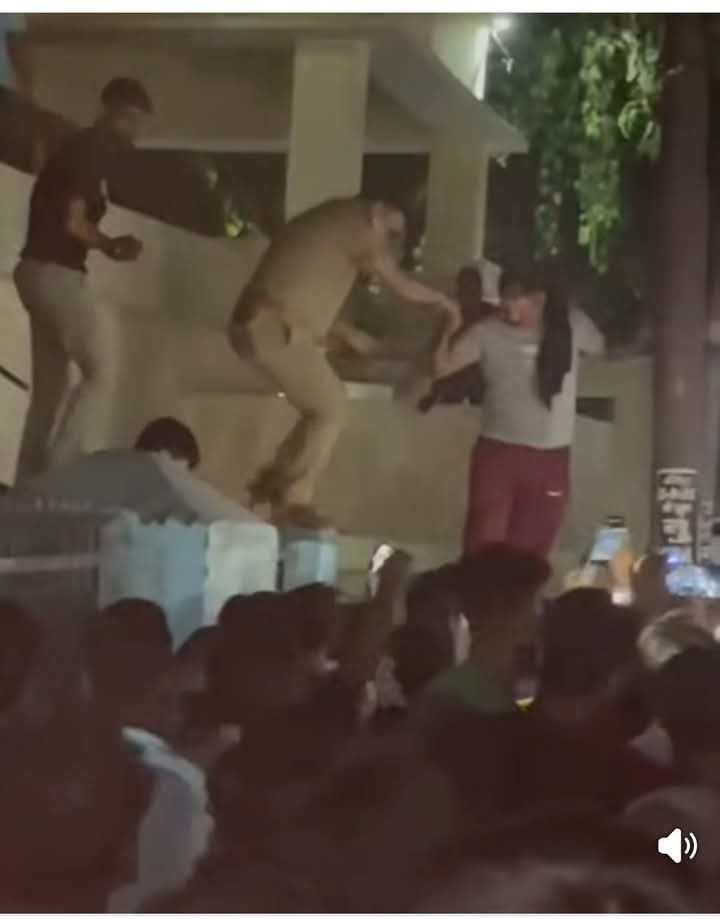 यूपी के शाहजहांपुर में प्रेमिका की शादी दूसरी जगह तय होने से नाराज प्रेमी पानी की टंकी पर चढ़ा