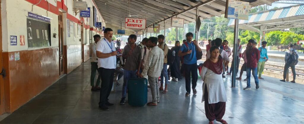 बिना टिकट यात्रियों पर चला रेलवे का चाबुक, शाहजहांपुर स्टाफ ने 46.56 लाख की वसूली कर रचा नया रिकॉर्ड