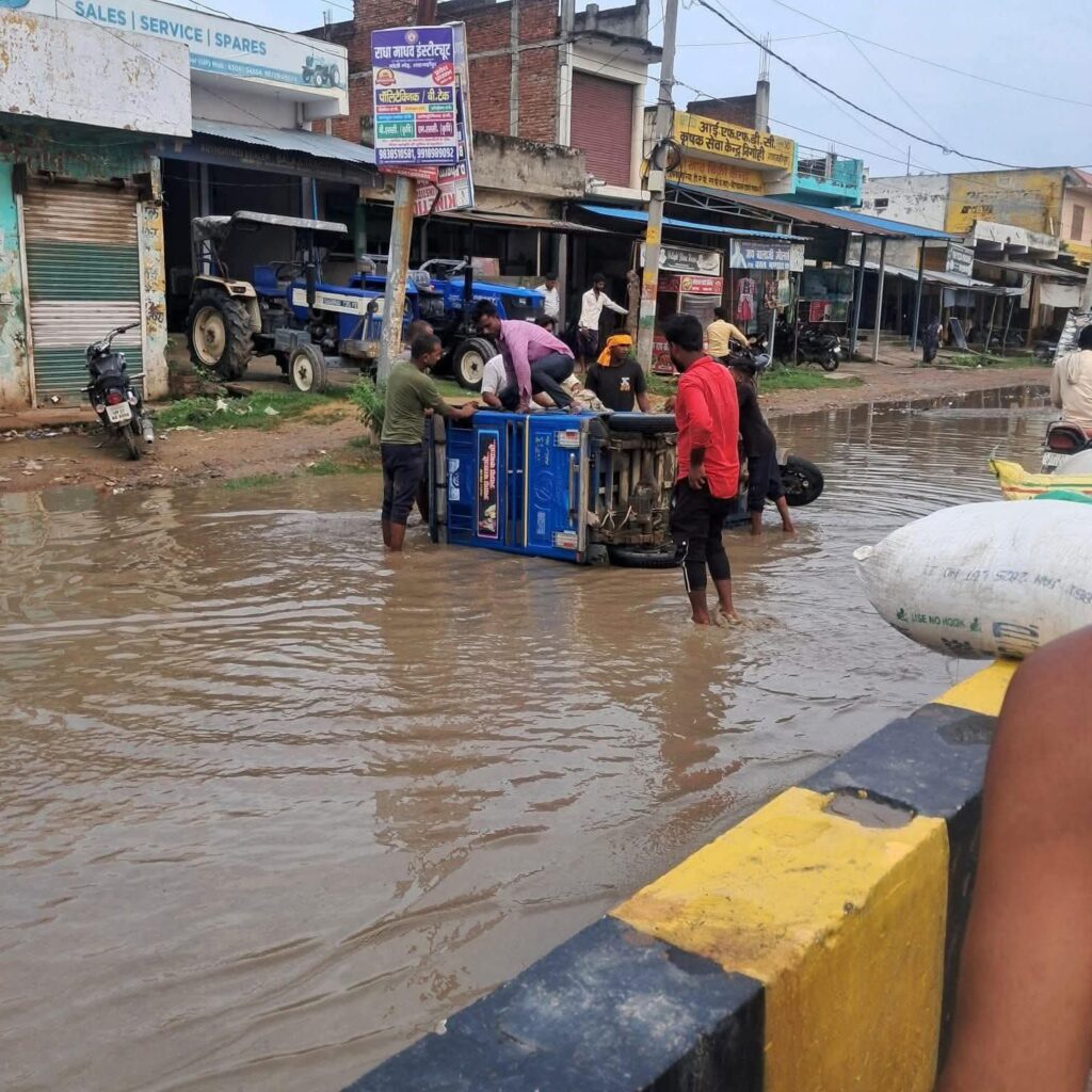 विधायकों की फॉर्च्यूनर निकलती रही, जनता जलभराव में गोते खाती रही