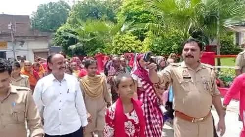 बाढ प्रभावित लोगों ने राहत किट सामग्री वितरण में लगाया धांधली का आरोप महिलाओं ने सडक पर लगाया जाम