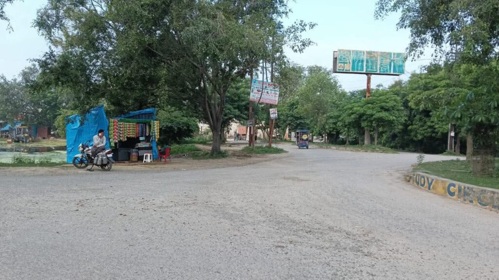 आवास एवं विकास परिषद कॉलोनी बरेली मोड़ अतिक्रमणकारियों की जद में