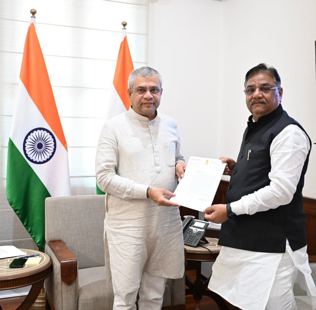 माननीय सांसद राज्यसभा श्री मिथिलेश कुमार कठेरिया जी ने माननीय रेल मंत्री श्री अश्विनी वैष्णव जी से की भेंट