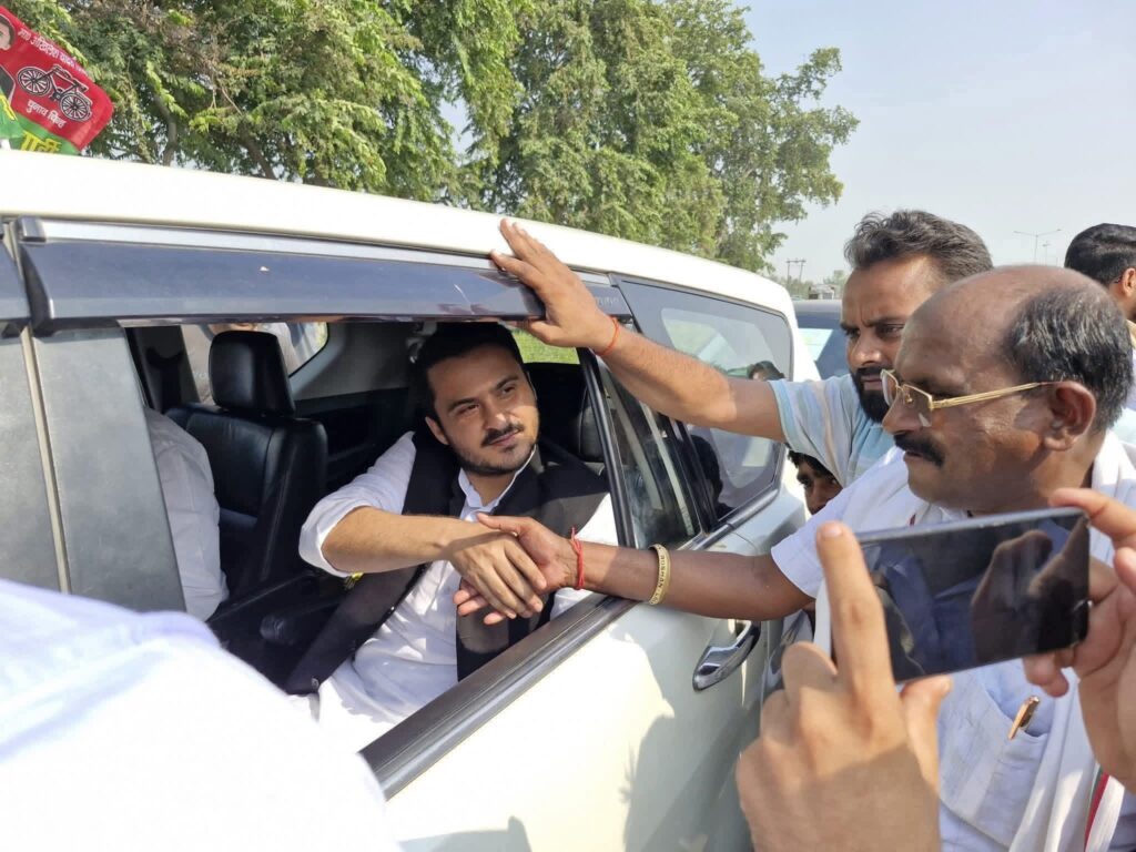 पूर्व विधायक रोशन लाल वर्मा ने समर्थकों संग किया आज़म ख़ां का स्वागत