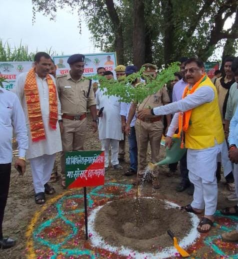 मा0 सांसद राज्यसभा श्री मिथिलेश कुमार कठेरिया जी ने नमो वन का किया शुभारंभएक पेड़ मां के नाम* के तहत किया वृक्षारोपण