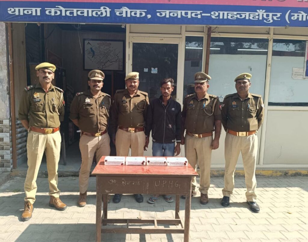 चोरी के दो मामलों में फरार शातिर चोर गिरफ्तार, जेवरात और नकदी बरामद