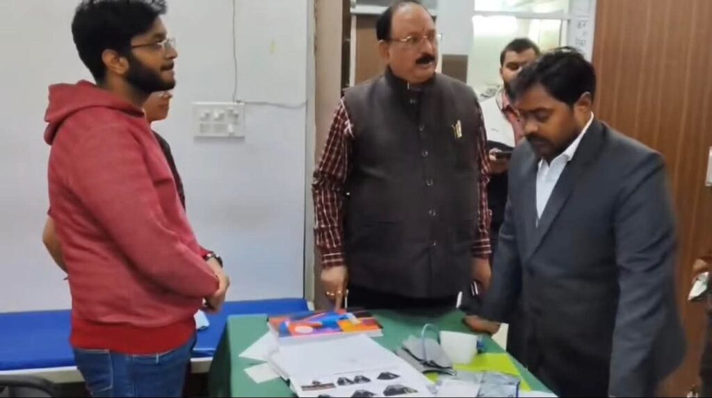 सीसीटीवी फुटेज खंगाली, स्टाफ के बयान दर्ज मेडिकल कॉलेज में एडीएम की घंटेभर पूछताछ