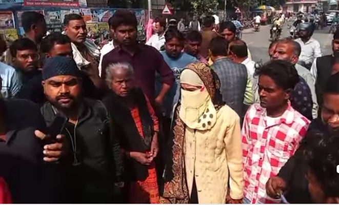 कचहरी रोड पर हंगामा: पत्नी प्रेमी के साथ पहुंची कोर्ट मैरिज करने, पति व परिजनों ने मचाया बवाल