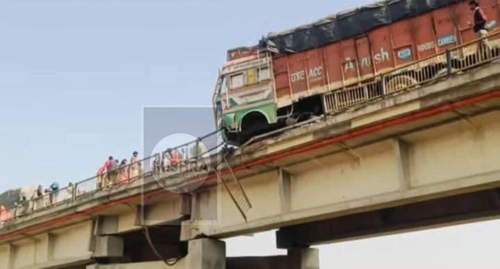 हुल्लापुर रामगंगा पुल पर बड़ा हादसा, ट्रक रेलिंग तोड़कर लटका