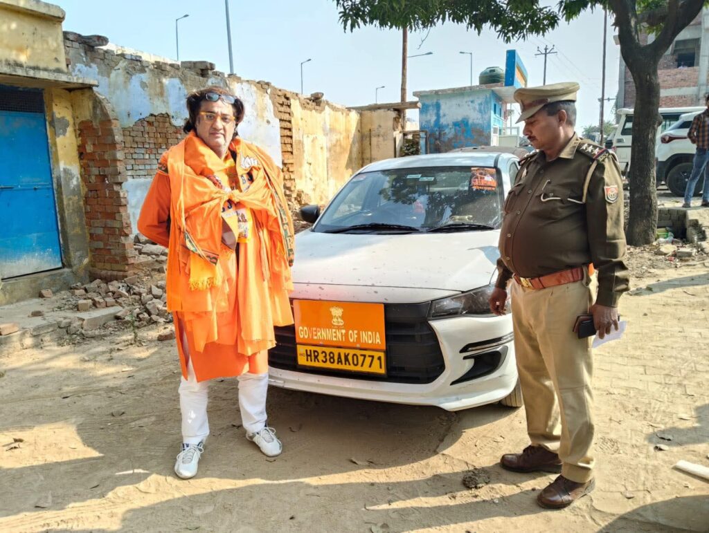 कार में लगा भाजपा का झंडा और भारत सरकार का लोगों बताया पीएम मोदी का अनुमान, नाम कलीम खान