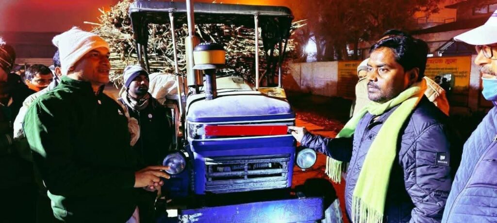 आधी रात का औचक निरीक्षण, फर्श पर सोता मिला किसान