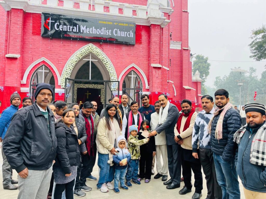 क्रिसमस डे पर सपा नेताओं ने गोविंदगंज चर्च पहुंचकर दी बधाई