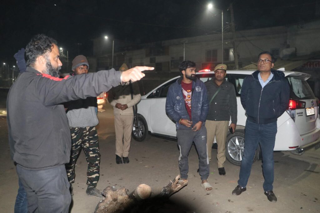 ओवरलोड ट्रालों पर भड़के डीएम, मिल प्रबंधन पर कार्रवाई के निर्देशl