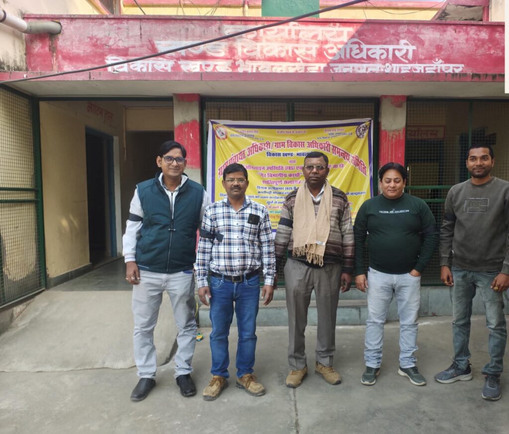 ग्राम पंचायत एवं ग्राम विकास अधिकारियों ने काली पट्टी बांधकर किया कार्य