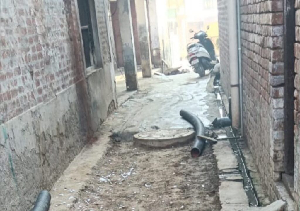 यूपी के शाहजहांपुर में मिट्टी पर सीधे सीमेंट डालकर सड़क निर्माण! नगर निगम की कार्यप्रणाली पर उठे सवाल