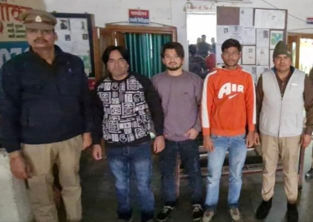 यूपी के शाहजहांपुर में रेलवे लाइन पर बनाई रील, किया वायरल, तीन गिरफ्तार