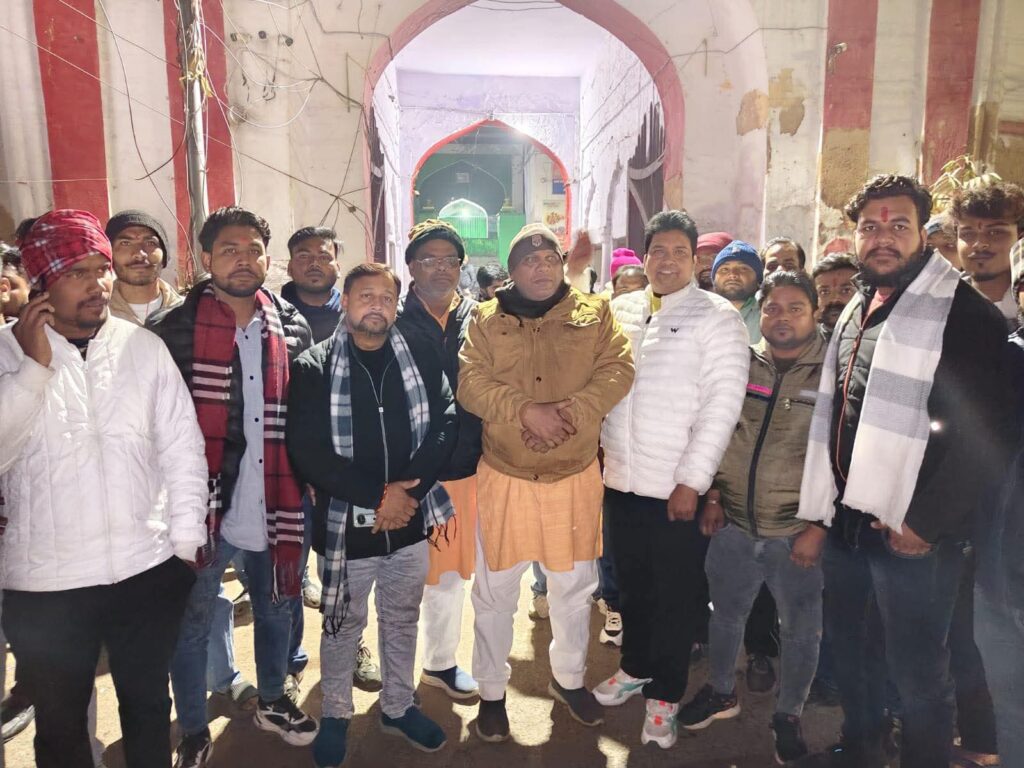 कोतवाली में हंगामा: जातिसूचक गाली-गलौज मामले में कार्रवाई न होने पर जुटी भीड़  –मुकदमा दर्ज करने का मिला आश्वासन