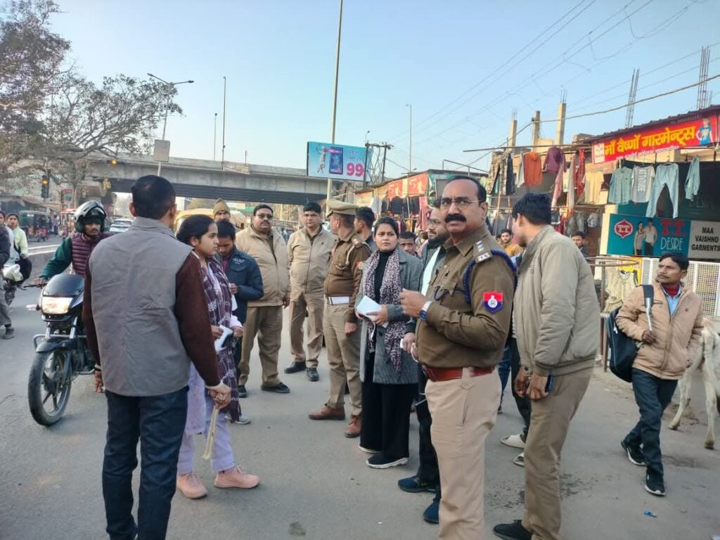 सड़क सुरक्षा माह हरदोई बाईपास पर चला जागरूकता अभियान, नियमों का पालन करने की अपील