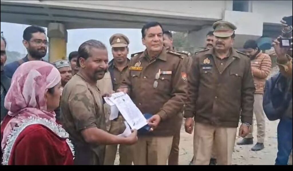 चाइनीज मांझा बंदी को लेकर समाजसेवी नदी में बैठे छह घंटे चला अनोखा धरना