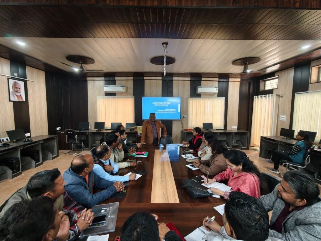 यूपी के शाहजहाँपुर। स्वामी शुकदेवानंद कॉलेज के वाणिज्य विभाग द्वारा आयोजित प्रबंधकीय विकास कार्यक्रम