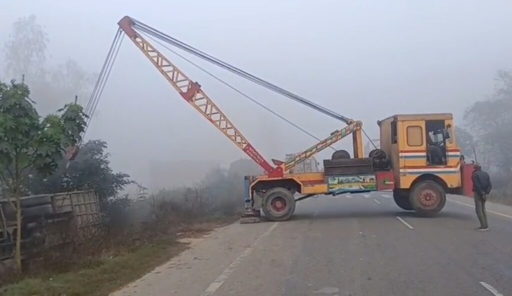 यूपी के शाहजहांपुर में घने कोहरे के चलते एक प्राइवेट डबल डेकर बस पलटने से बड़ा हादसा हो गया। यहां बस पलटने से ढेड दर्जन से ज्यादा सवारियां घायल हो गई।