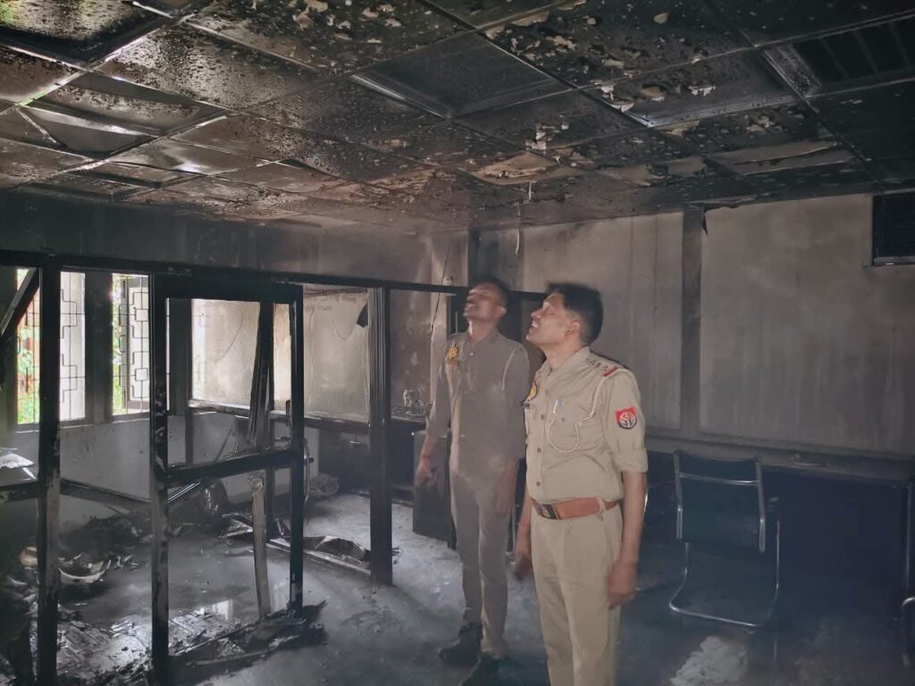 विकास भवन में मनरेगा कार्यालय में अचानक लगी आग, मची भगदड़