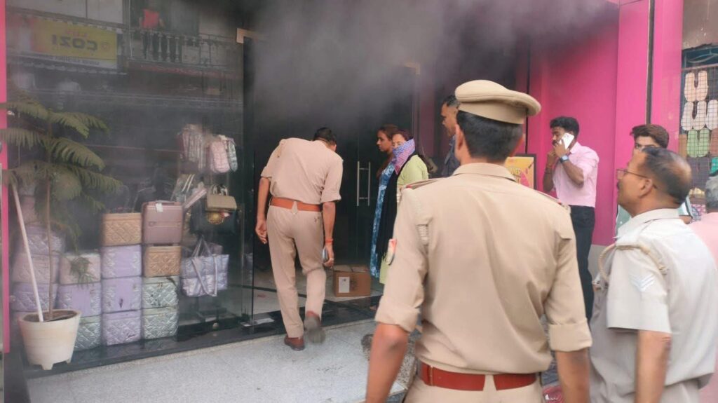 कॉस्मेटिक शोरूम में लगी आग, दमकल ने समय रहते पाया काबू
