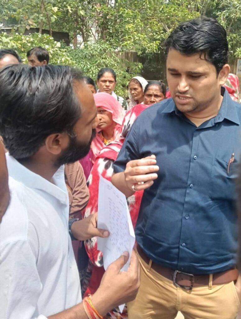 स्मार्ट मीटर बना संकट उपभोक्ताओं का फूटा गुस्सा एसडीओ को सौंपा शिकायत पत्र, जल्द समाधान की मांग